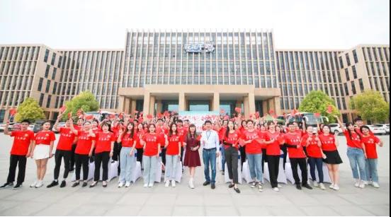 做白色的牛奶，創(chuàng)紅色的企業(yè)，花花牛乳業(yè)集團(tuán)青春歌會(huì)慶祝建黨100周年