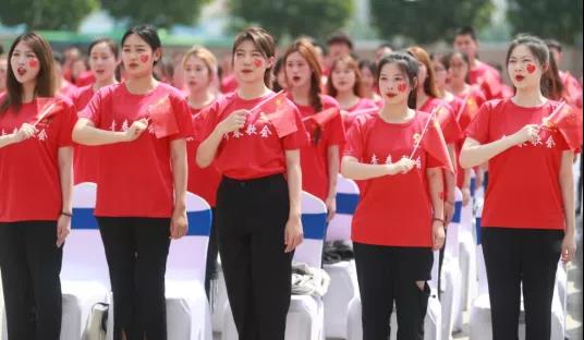 做白色的牛奶，創(chuàng)紅色的企業(yè)，花花牛乳業(yè)集團(tuán)青春歌會(huì)慶祝建黨100周年