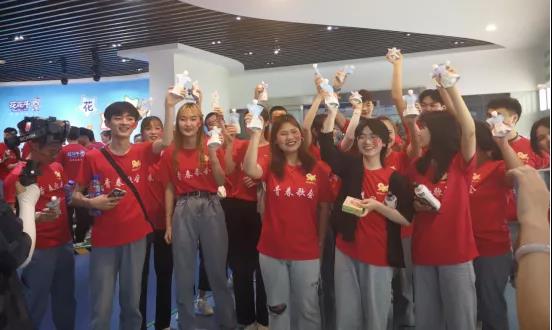 做白色的牛奶，創(chuàng)紅色的企業(yè)，花花牛乳業(yè)集團(tuán)青春歌會(huì)慶祝建黨100周年