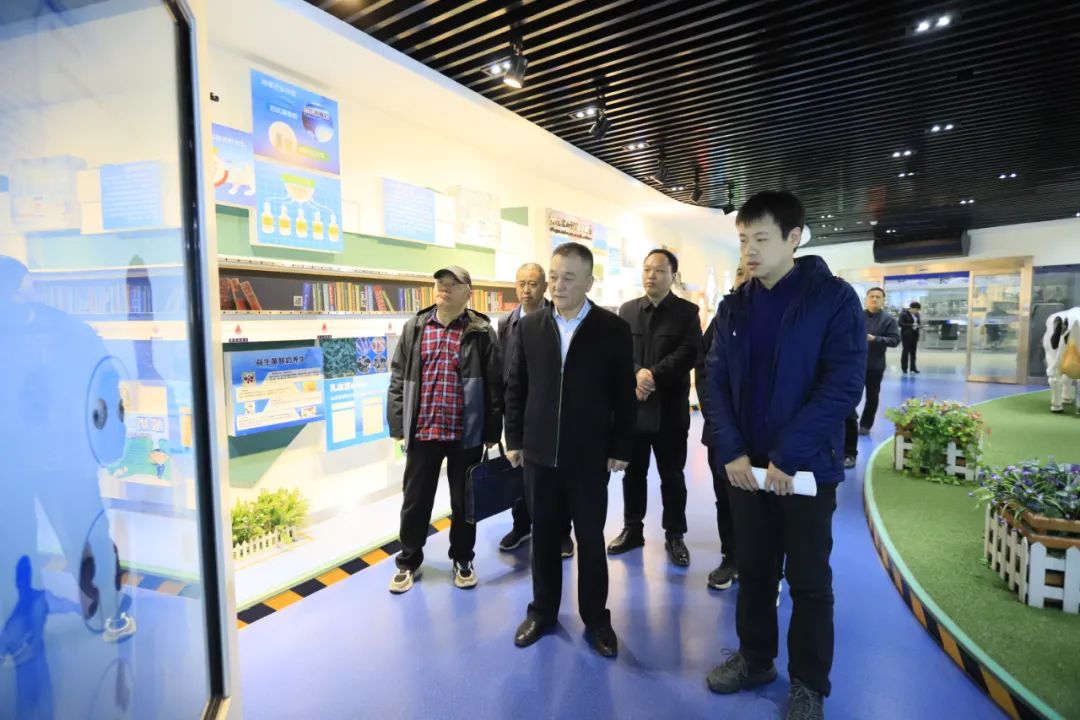 河南省發(fā)展改革委價(jià)調(diào)處副處長馬冰一行蒞臨花花牛乳業(yè)集團(tuán)參觀調(diào)研 河南省發(fā)展改革委價(jià)調(diào)處副處長馬冰一行蒞臨花花牛乳業(yè)集團(tuán)參觀調(diào)研