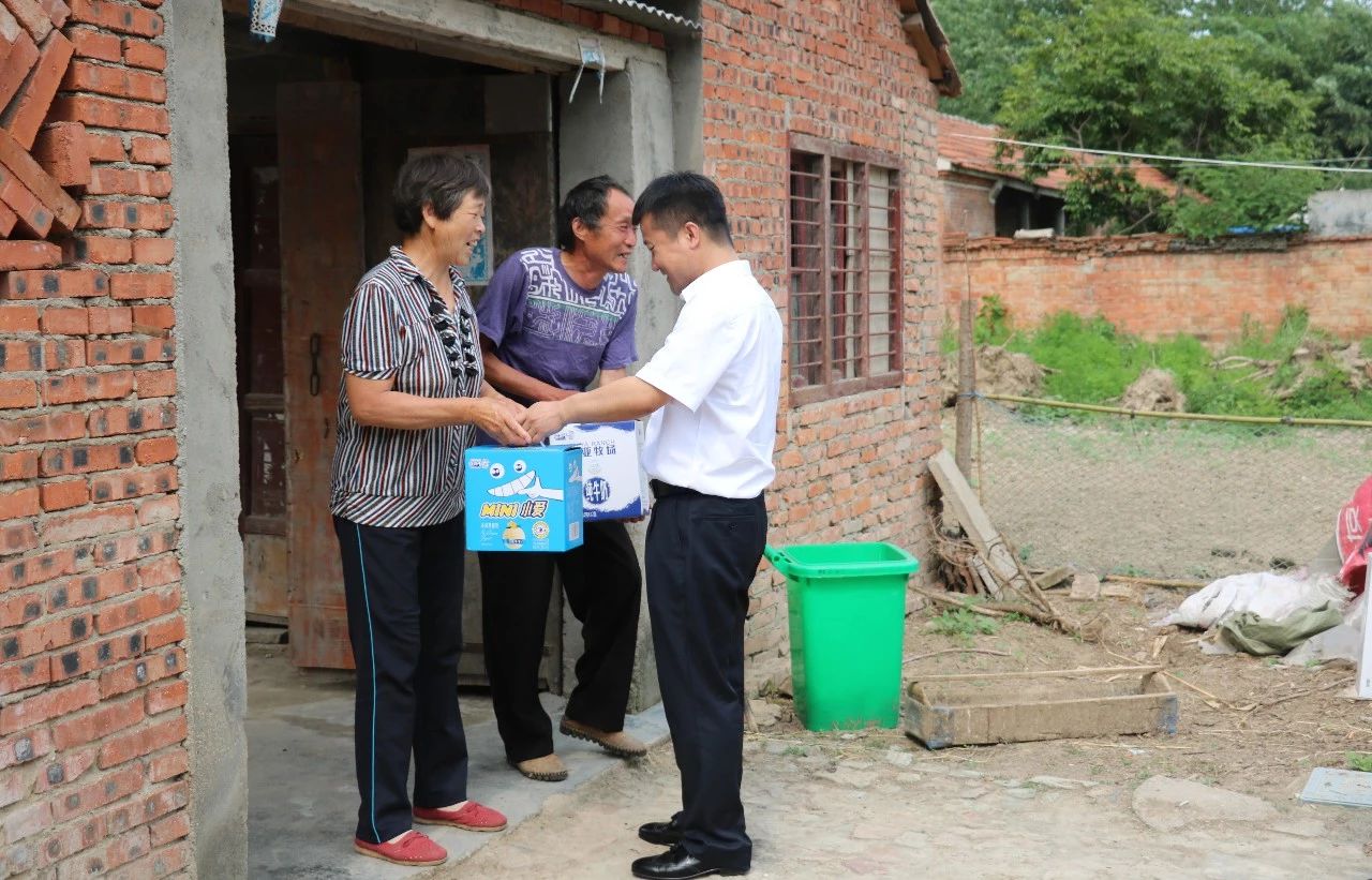 花花牛乳業(yè)集團走訪慰問貧困戶 結(jié)對幫扶暖人心 花花牛乳業(yè)集團走訪慰問貧困戶 結(jié)對幫扶暖人心