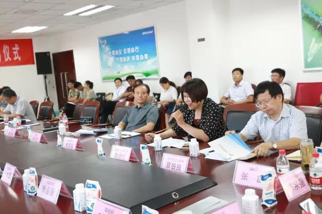 河南省食品安全座談會(huì)暨百場食安講座進(jìn)校園啟動(dòng)儀式在花花牛舉行 河南省食品安全座談會(huì)暨百場食安講座進(jìn)校園啟動(dòng)儀式在花花牛舉行