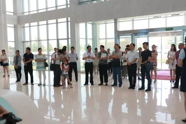 河南省食品安全座談會(huì)暨百場食安講座進(jìn)校園啟動(dòng)儀式在花花牛舉行 河南省食品安全座談會(huì)暨百場食安講座進(jìn)校園啟動(dòng)儀式在花花牛舉行