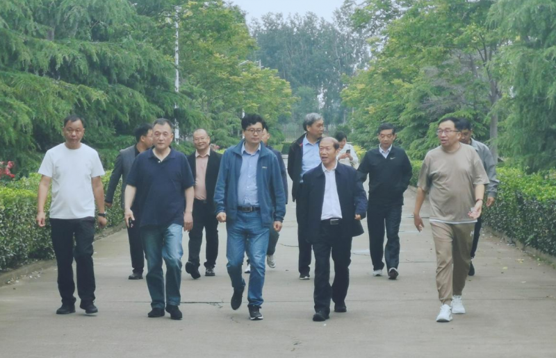 花花牛丨河南農(nóng)業(yè)大學(xué)黨委副書記、校長介曉磊一行蒞臨花花牛河南瑞亞參觀調(diào)研