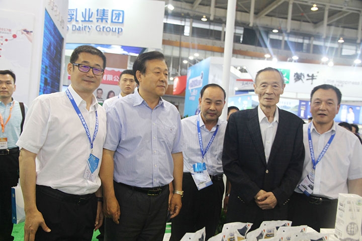 花花牛亮相第八屆中國奶業(yè)大會，又獲農(nóng)業(yè)部長一聲贊！